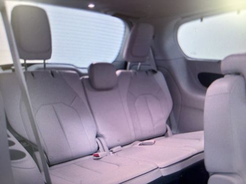 Used 2017 Chrysler Pacifica Limited FWD image 6