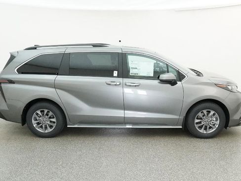 New 2026 Toyota Sienna XLE image 14