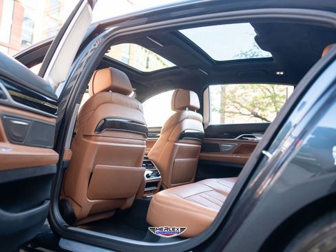 Used 2018 BMW 750i RWD image 21
