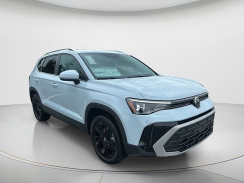 New 2026 Volkswagen Taos SE image 11