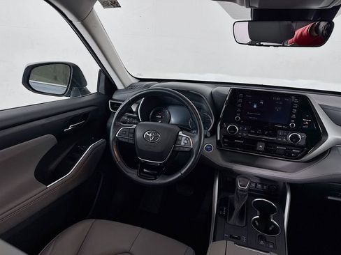 Used 2021 Toyota Highlander XLE image 32