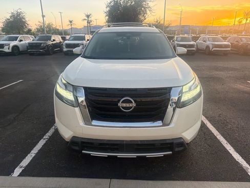 Used 2024 Nissan Pathfinder SL AWD/4WD image 2