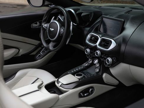Used 2023 Aston Martin V8 Vantage Roadster RWD image 17