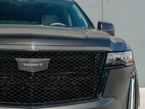 Used 2024 Cadillac Escalade Sport Platinum w/ LPO, ONYX Package image 28