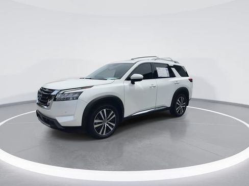 Used 2024 Nissan Pathfinder Platinum w/ Cargo Package AWD/4WD image 4