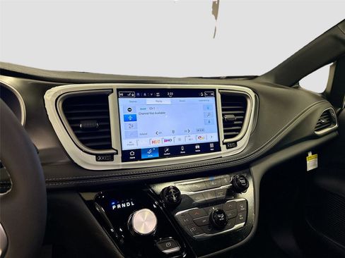 New 2026 Chrysler Pacifica Select image 13