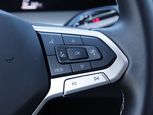 Certified 2025 Volkswagen Tiguan SE FWD image 13