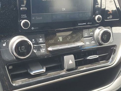 Used 2022 Toyota Highlander XLE AWD/4WD image 16