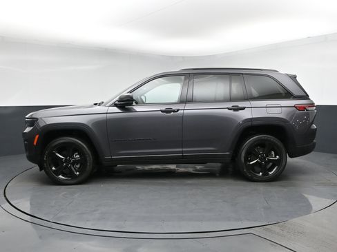 Used 2023 Jeep Grand Cherokee Altitude AWD/4WD image 4
