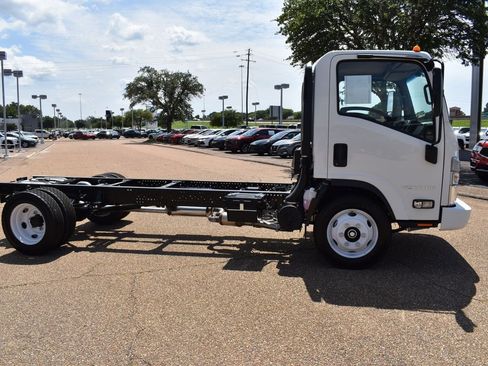 New 2025 Chevrolet Low Cab Forward image 3