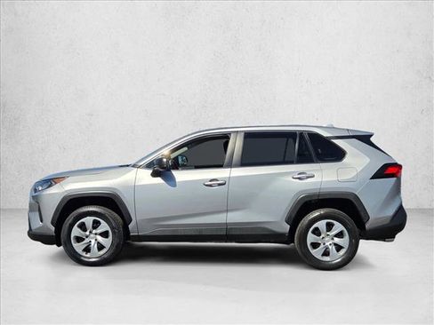 Used 2022 Toyota RAV4 LE image 9