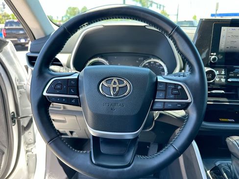 Used 2025 Toyota Highlander XLE AWD/4WD image 18