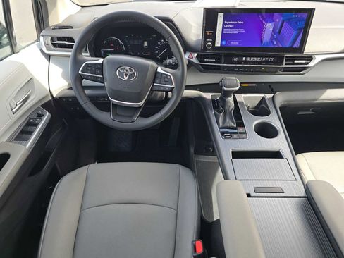 Used 2025 Toyota Sienna XLE image 20
