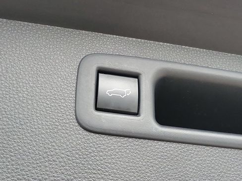 Used 2021 Toyota Highlander XLE FWD image 9