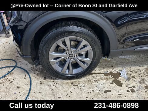 Used 2022 Ford Explorer XLT w/ Equipment Group 202A AWD/4WD image 11