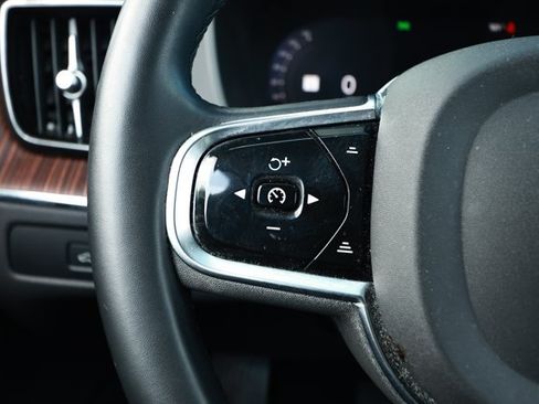 Used 2023 Volvo XC60 B5 Plus FWD image 13