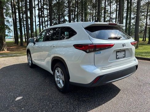 Used 2023 Toyota Highlander L FWD image 5