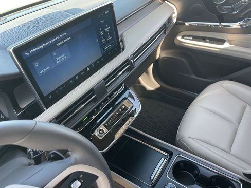 Used 2024 Lincoln Corsair FWD w/ Rear Removable Package Tray image 25