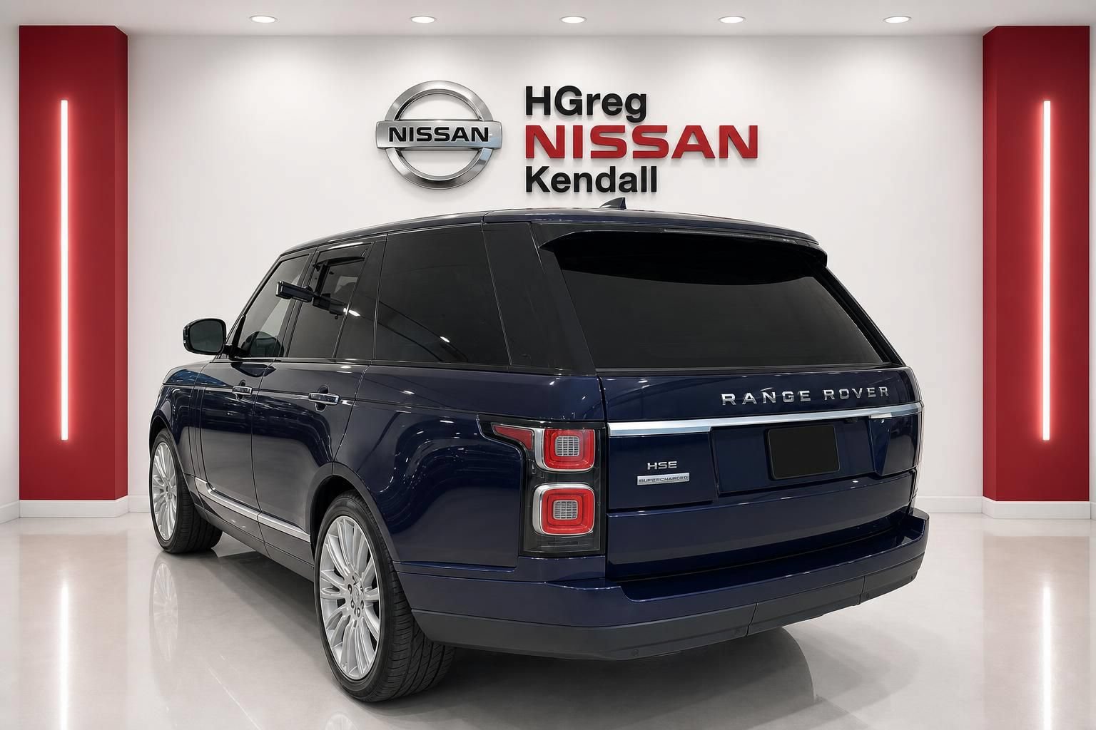Used 2019 Land Rover Range Rover HSE AWD/4WD image 2