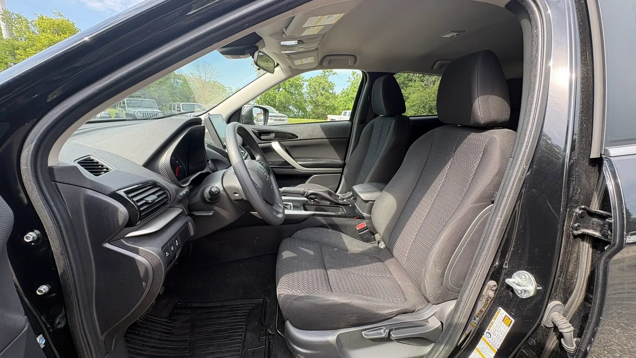 Used 2023 Mitsubishi Eclipse Cross LE AWD/4WD image 2