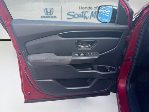 Certified 2024 Honda Pilot Sport image 19