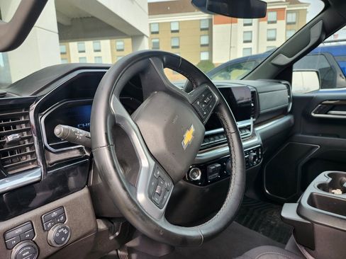 Used 2025 Chevrolet Silverado 1500 LT image 8