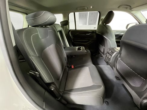 Used 2023 Jeep Grand Cherokee Laredo w/ Luxury Tech Group I AWD/4WD image 25