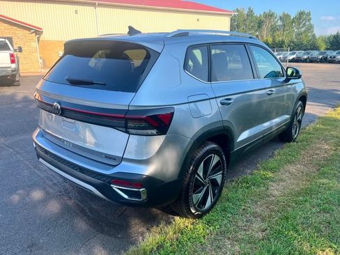 Used 2025 Volkswagen Taos SE AWD/4WD image 2