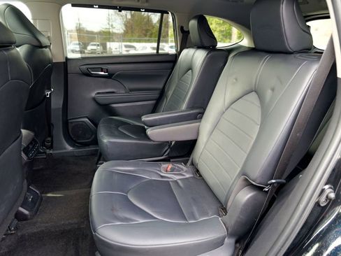 Used 2023 Toyota Highlander XLE AWD/4WD image 24
