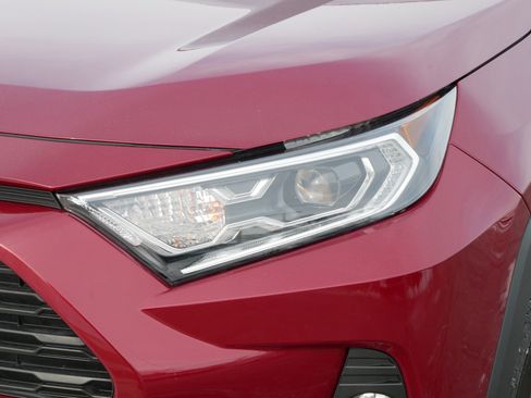 Certified 2020 Toyota RAV4 XLE w/ Convenience Package image 16