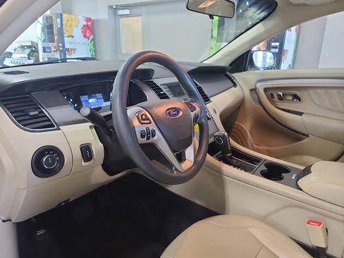 Used 2017 Ford Taurus SE image 8