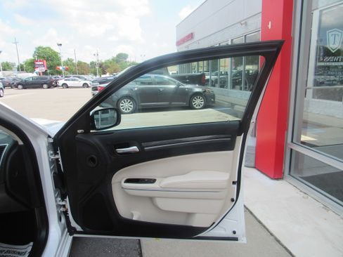 Used 2020 Chrysler 300 Touring L w/ 300 Premium Group AWD/4WD image 10