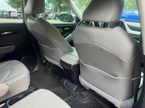 Used 2020 Toyota Highlander XLE FWD image 27
