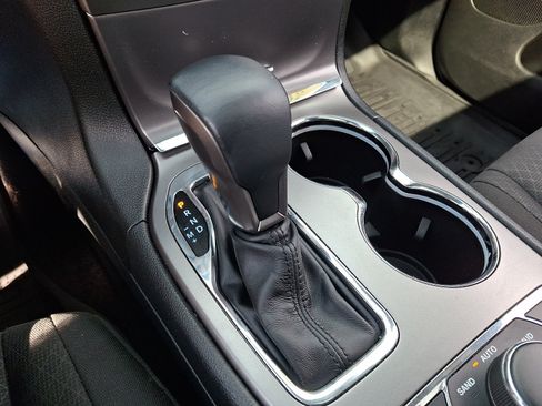 Used 2019 Jeep Grand Cherokee Laredo AWD/4WD image 15