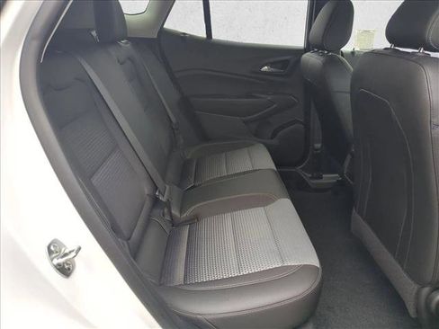 Used 2025 Chevrolet Trax LT w/ LT Convenience Package image 18