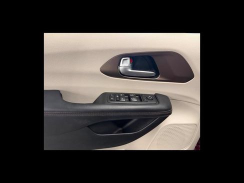 Used 2018 Chrysler Pacifica Touring-L FWD image 12