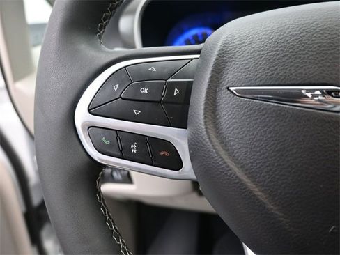 Used 2023 Chrysler Pacifica Touring-L image 31