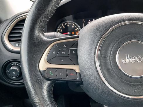 Used 2016 Jeep Renegade Latitude image 23