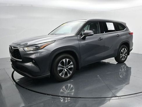 Used 2022 Toyota Highlander XLE AWD/4WD image 4