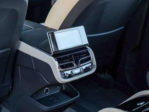 Used 2023 Bentley Bentayga Extended Wheelbase image 42