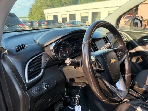 Used 2019 Chevrolet Trax LT w/ LT Convenience Package AWD/4WD image 17