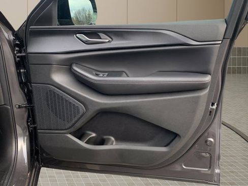 New 2025 Jeep Grand Cherokee L Altitude image 38