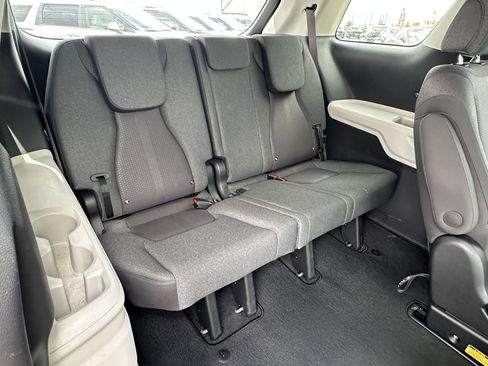 Used 2024 Kia Carnival LX FWD image 21