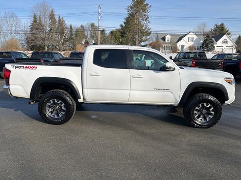 Used 2019 Toyota Tacoma TRD Off-Road image 2