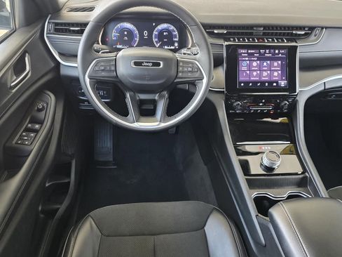 Used 2025 Jeep Grand Cherokee Altitude AWD/4WD image 13