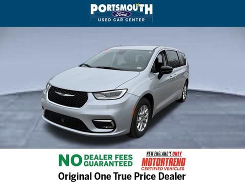Used 2024 Chrysler Pacifica Touring-L image 16