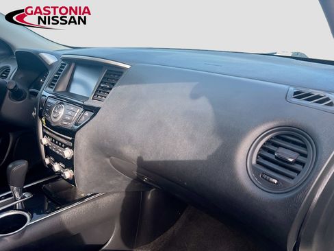 Used 2020 Nissan Pathfinder S image 38