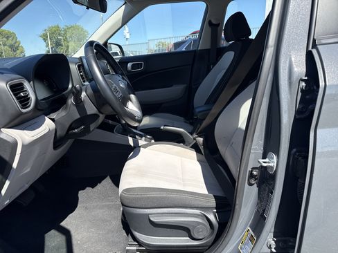 Used 2025 Hyundai Venue SEL FWD image 12