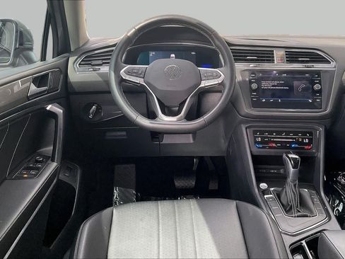Used 2022 Volkswagen Tiguan SE w/ Panoramic Sunroof Package FWD image 6