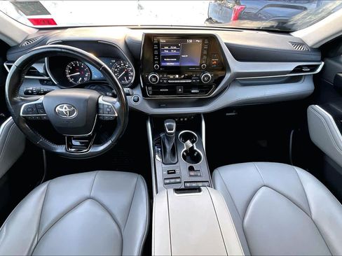Used 2021 Toyota Highlander XLE image 15